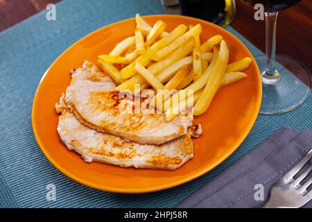 Carne di maiale fritta alla griglia con patate al forno Foto Stock