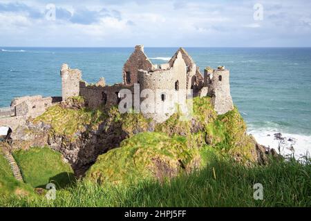 Regno Unito, Irlanda del Nord, Bushmills - 19 luglio 2020: Vista sulle rovine medievali del castello di Dunluce. Foto Stock