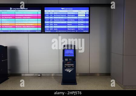 Un chiosco di biglietteria Amtrak Quik Trak e le partenze dei treni saliscono a bordo alla Moynihan Train Hall, New York, NY, distributore automatico di biglietti senza contanti. Foto Stock