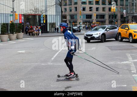 Una persona che pratica il rollerski vicino a Columbus Circus a New York City Foto Stock