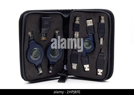 Set di adattatori USB e connettori di rete isolati su sfondo bianco Foto Stock
