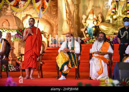 Ramanuja Statua dell'uguaglianza dedica, Chinna Jeeyar Swamy parlare, seduta Rajnath Singh e Sri Sri Ravi Shankar, Hyderabad, Telengana, India Foto Stock