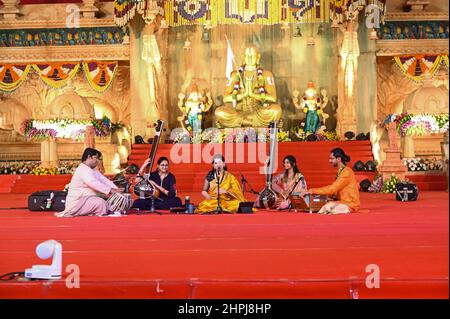 Ramanuja Statua dell'uguaglianza cerimonia di dedizione cantare bhajan e suonare strumenti musicali, Hyderabad, Telengana, India Foto Stock