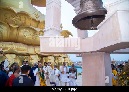 Ramanuja Statua dell'uguaglianza dedica, Rajnath Singh squillo campana, Hyderabad, Telengana, India Foto Stock