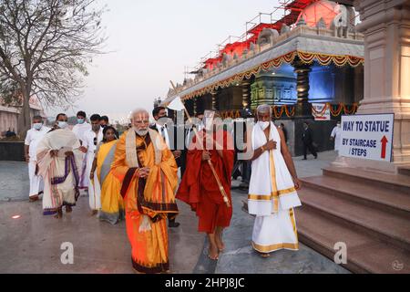 Ramanuja Statua dell'uguaglianza dedica, Chinna Jeeyar Swamy con Narendra modi, Hyderabad, Telengana, India Foto Stock