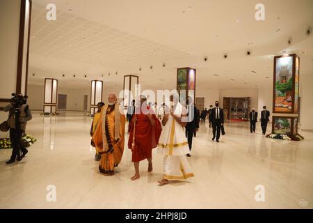 Ramanuja Statua dell'uguaglianza dedica, Chinna Jeeyar Swamy con Narendra modi, Hyderabad, Telengana, India Foto Stock