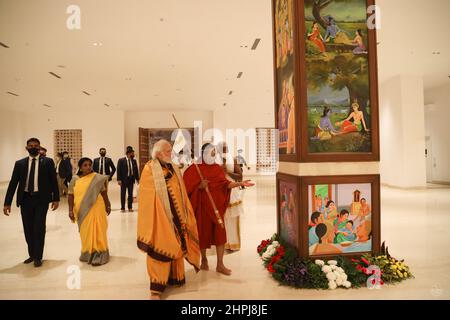 Ramanuja Statua dell'uguaglianza dedica, Chinna Jeeyar Swamy con Narendra modi, Hyderabad, Telengana, India Foto Stock