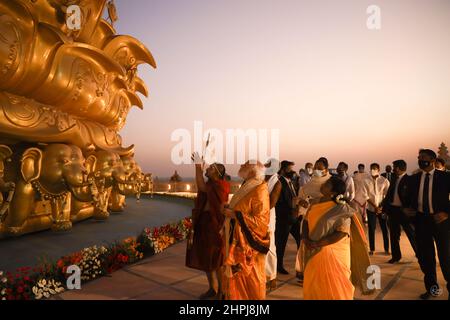 Ramanuja Statua dell'uguaglianza dedica, Chinna Jeeyar Swamy con Narendra modi, Hyderabad, Telengana, India Foto Stock