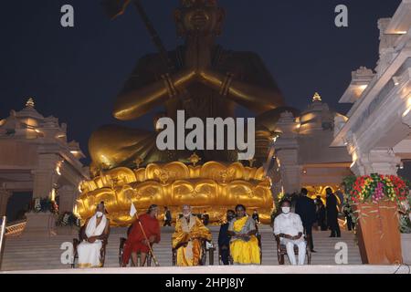 Ramanuja Statua dell'uguaglianza dedica, Chinna Jeeyar Swamy con Narendra modi, Hyderabad, Telengana, India Foto Stock