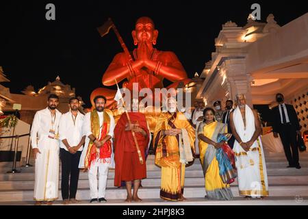 Ramanuja Statua dell'uguaglianza dedica, Chinna Jeeyar Swamy con Narendra modi, Hyderabad, Telengana, India Foto Stock