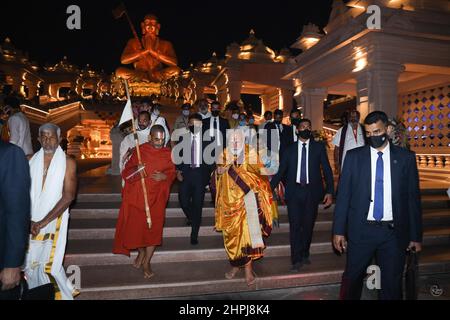 Ramanuja Statua dell'uguaglianza dedica, Chinna Jeeyar Swamy con Narendra modi, Hyderabad, Telengana, India Foto Stock