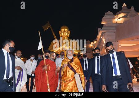 Ramanuja Statua dell'uguaglianza dedica, Chinna Jeeyar Swamy con Narendra modi, Hyderabad, Telengana, India Foto Stock