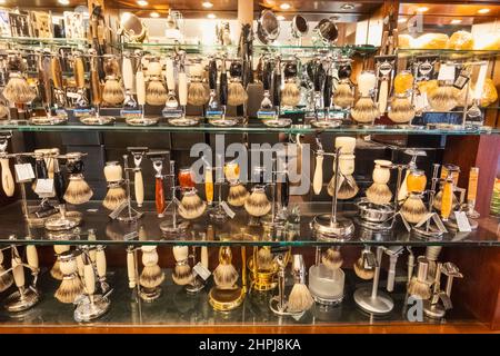 Inghilterra, Londra, Piccadilly, Jermyn Street, Taylor of Old Bond Street, Display of Men's Shaving Accessories Foto Stock