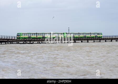 Nuovo treno ferroviario elettrico del molo di Southend sul molo durante un'alta marea combinata con Storm Franklin a Southend on Sea, Essex, Regno Unito. Foto Stock