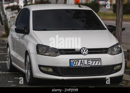 Side, Turchia - 27 gennaio 2022: Silver Volkswagen Polo è parcheggiata sulla strada in una calda giornata estiva sullo sfondo del parcheggio Foto Stock