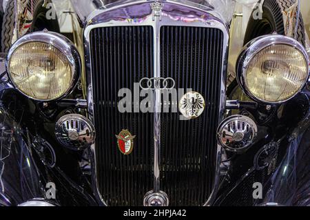 Mosca, Russia - 28 gennaio 2018: Logo Chrome Auto Union sullo schermo del radiatore dell'auto retro Audi in un'auto nella mostra della Mosca Foto Stock