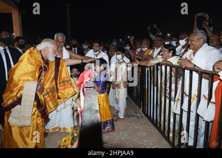 Ramanuja Statua dell'uguaglianza dedica, Narendra modi primo Ministro benedire bambino, Hyderabad, Telengana, India Foto Stock