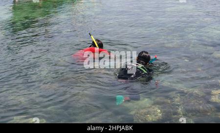 Probolinggo Indonesia - 20 dicembre 2020. Gili Ketapang è un villaggio e una piccola isola nello stretto di Madura. Un luogo per il turismo marino e lo snorkeling Foto Stock