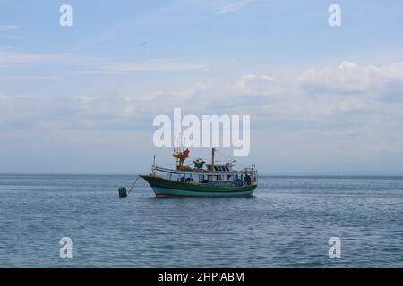 Probolinggo Indonesia - 20 dicembre 2020. Gili Ketapang è un villaggio e una piccola isola nello stretto di Madura. Un luogo per il turismo marino e lo snorkeling Foto Stock