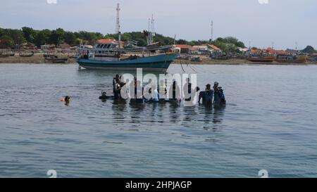 Probolinggo Indonesia - 20 dicembre 2020. Gili Ketapang è un villaggio e una piccola isola nello stretto di Madura. Un luogo per il turismo marino e lo snorkeling Foto Stock