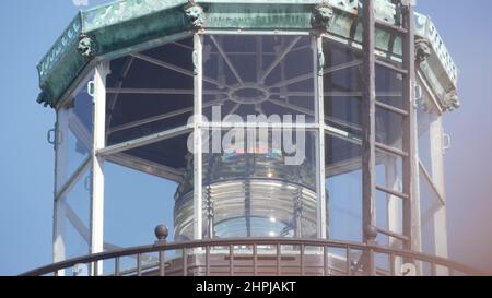 Vintage faro torre, retro casa luce, vecchio stile storico classico faro, lente Fresnel. Edificio costiero navigazionale nautico 1855. San Diego, California Stati Uniti. Cinematografia senza giunture. Foto Stock