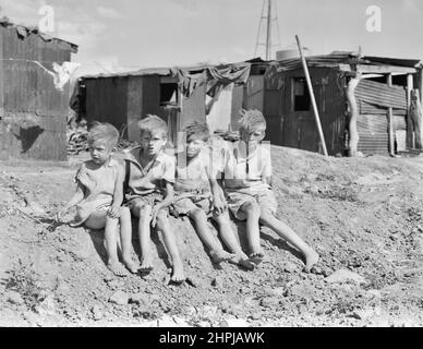 Dorothea Lange Fotografia - Bambini di lavoratori migranti campo di cotone da Sweetwater, Oklahoma. Otto bambini in famiglia. Foto Stock