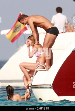 Formentera, Spagna. 20th luglio 2012. Formentera, Francesco Totti e Ilary Blasi in barca con gli amici. Credit: Independent Photo Agency/Alamy Live News Foto Stock