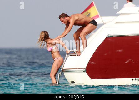 Formentera, Spagna. 20th luglio 2012. Formentera, Francesco Totti e Ilary Blasi in barca con gli amici. Nella foto il calciatore spinge per scherzo la moglie. Credit: Independent Photo Agency/Alamy Live News Foto Stock