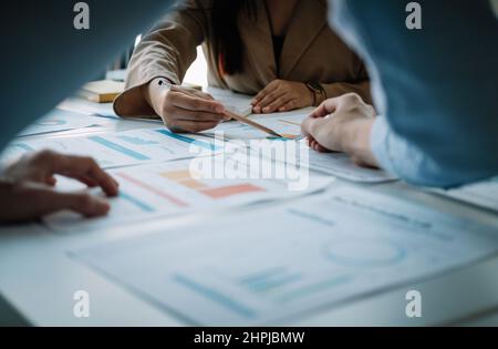 Businessteam sta lavorando con un nuovo progetto di startup. Discutere i grafici e i grafici che mostrano i risultati della riunione. Contabilità aziendale e finanziaria Foto Stock