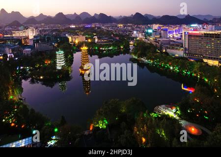 Torri gemelle Guangxi guilin di notte Foto Stock