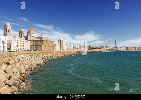 La costa atlantica di Cadice con la Cattedrale di Santa Cruz e la fortezza di San Roque Foto Stock