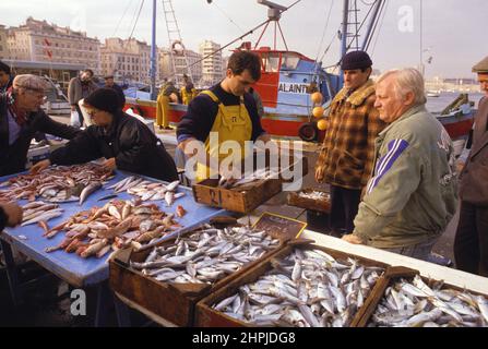 PECHE EN MER MEDITERRANEE CHALUTIER PORTO DI MARSIGLIA Foto Stock