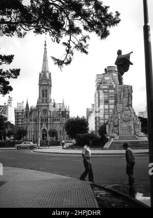 ARG 258A Mar del Plata Argentina 1973 Cattedrale e statua di San Martin scena di strada con uomini strada attraversando Foto Stock