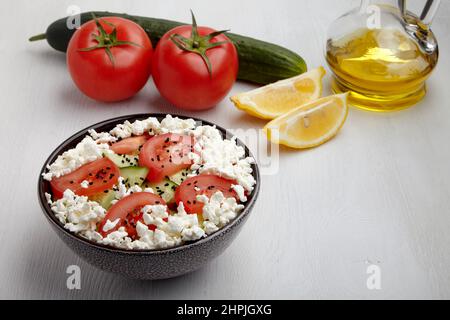 Ciotola di pomodori e cetrioli tritati con formaggio caserecci Foto Stock