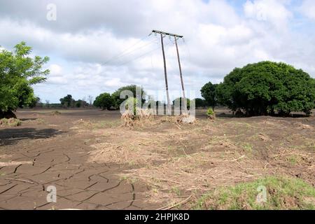 La terra spaccata è vista nel distretto di Chikwawa in Malawi dopo che le acque di inondazione si sono asciugate. Malawi. Foto Stock
