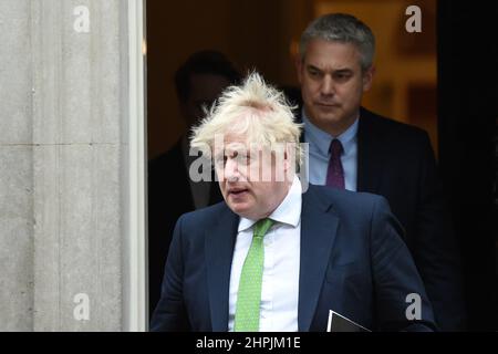 Londra, Regno Unito. 21st Feb 2022. Il primo ministro Boris Johnson, seguito da Stephen Barclay, lascia il Parlamento europeo n. 10 dopo una riunione della COBRA. Credit: MARTIN DALTON/Alamy Live News Foto Stock