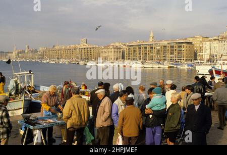 PECHE EN MER MEDITERRANEE CHALUTIER PORTO DI MARSIGLIA Foto Stock