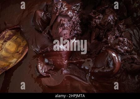 Una pasta di cacao cruda, usata per preparare le palline per la preparazione del cioccolato caldo, è vista immagazzinata in una scatola nella fabbricazione del cioccolato in Cuernavaca, Colombia. Foto Stock