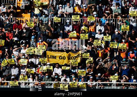 20 febbraio 2022; Stadio Mestalla, Valencia, Spagna; la Liga football, Valencia CF contro il FC Barcellona; i sostenitori protestano Lim Go Home Foto Stock