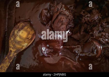 Una pasta di cacao cruda, usata per preparare le palline per la preparazione del cioccolato caldo, è vista immagazzinata in una scatola in una fabbricazione del cioccolato in Cuernavaca, Colombia. Foto Stock