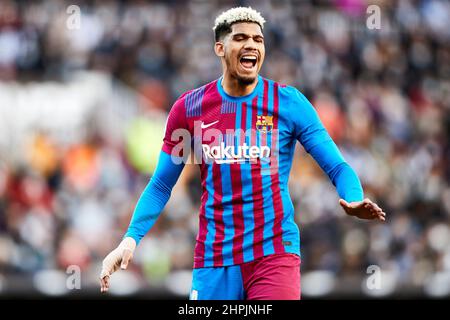 20 febbraio 2022; Stadio Mestalla, Valencia, Spagna; la Liga football, Valencia CF contro FC Barcellona; Ronald Araujo del FC Barcellona Foto Stock