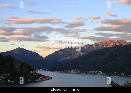 Vista al tramonto sul lago di Lugano. Foto Stock