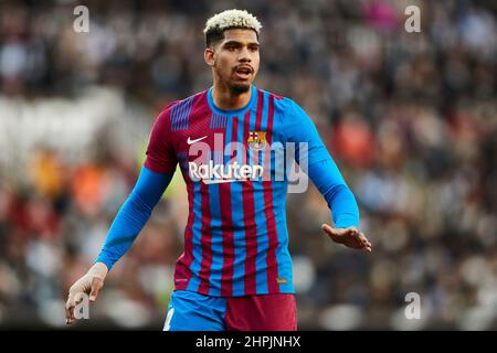 20 febbraio 2022; Stadio Mestalla, Valencia, Spagna; la Liga football, Valencia CF contro FC Barcellona; Ronald Araujo del FC Barcellona Foto Stock