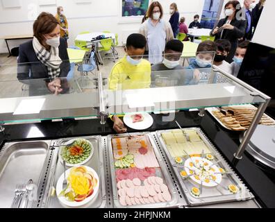 Oberhausen, Germania. 22nd Feb 2022. Yvonne Gebauer (FDP), ministro dell'Istruzione nella Renania settentrionale-Vestfalia, osserva che gli studenti delle scuole elementari si aiutano a fare colazione a buffet presso la Concordia. La scuola sta partecipando al progetto statale 'Brotzeit', nel quale gli scolari ricevono una prima colazione gratuita prima dell'inizio delle lezioni. Credit: Roland Weihrauch/dpa/Alamy Live News Foto Stock