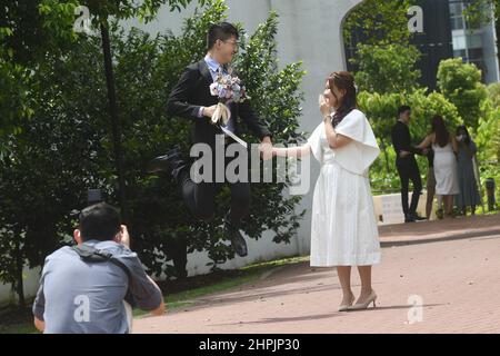 Singapore. 22nd Feb 2022. Una coppia sposata di recente posa per le foto a Fort Canning Park, dopo la registrazione del matrimonio al vicino Registro delle nozze di Singapore il 22 febbraio 2022. 22 febbraio del 2022, una data con numeri di 2s che circa risuonano la pronuncia di 'amore' in cinese parlato, è preferito dalle coppie di registrare il matrimonio per i buoni desideri. Credit: Allora Chih Wey/Xinhua/Alamy Live News Foto Stock