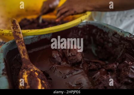 Una pasta di cacao cruda, usata per preparare le palline per la preparazione del cioccolato caldo, è vista immagazzinata in una scatola nella fabbricazione del cioccolato in Cuernavaca, Colombia. Foto Stock