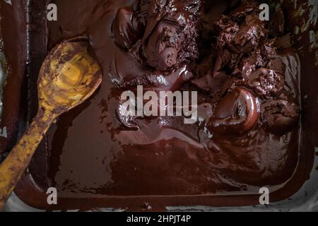 Una pasta di cacao cruda, usata per preparare le palline per la preparazione del cioccolato caldo, è vista immagazzinata in una scatola in una fabbricazione del cioccolato in Cuernavaca, Colombia. Foto Stock