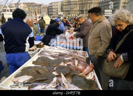 PECHE EN MER MEDITERRANEE CHALUTIER PORTO DI MARSIGLIA Foto Stock