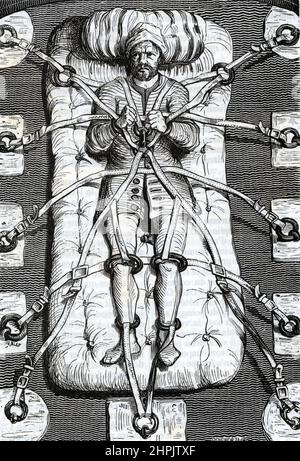"Representation de Robert-Francois Damiens (1715-1757) attache a un lit pour subir la torture apres sa tentative d'assassinat sur le roi Louis XV le 5 janvier 1757" (Robert Francois Damiens (1715-1757), l'uomo che ha pugnato il re francese Luigi XV gennaio 5, 1757 - viene torturato in cui le gambe sono state dolorosamente compresse da dispositivi) gravure tiree de 'cause celebres de tous les peuples' de Fouquier 1858 Collection privee Foto Stock