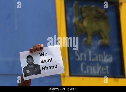 22 febbraio 2022, colombo, occidentale, Sri Lanka: Protesta dei fan del cricket dello Sri Lanka davanti alla sede centrale del Cricket Board a Colombo il 22 febbraio 2022. Protestò contro la rimozione di Bhanuka Rajapaksa dalla prossima serie T20 tra India e Sri Lanka all'ultimo minuto. (Credit Image: © Pradeep Dambarage/ZUMA Press Wire) Foto Stock